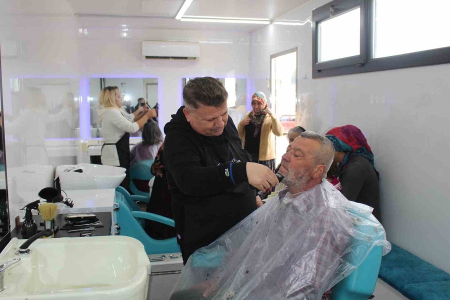 Antalya’da Bir Yılda 7 Bin 958 Vatandaş Mobil Kuaförden Hizmet Aldı