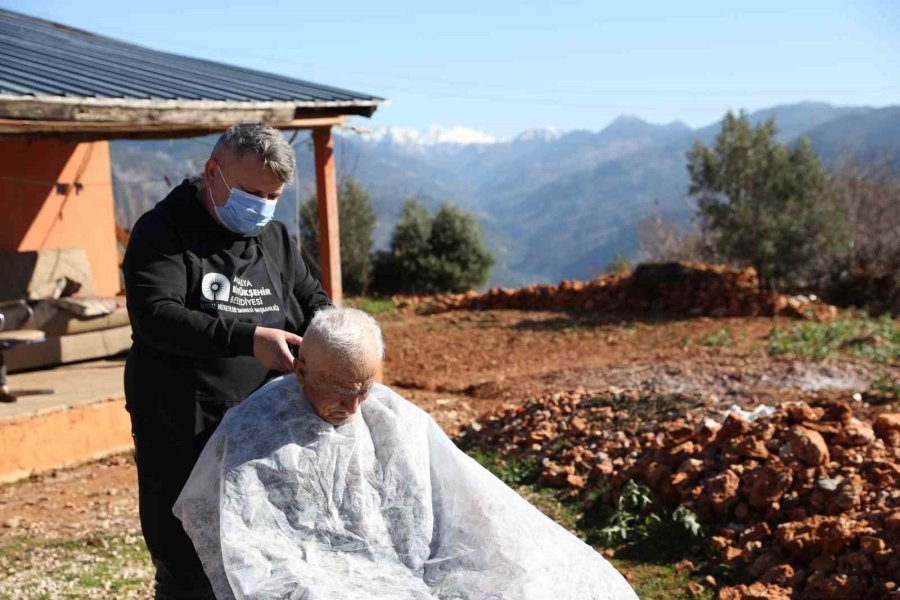 Antalya’da Bir Yılda 7 Bin 958 Vatandaş Mobil Kuaförden Hizmet Aldı