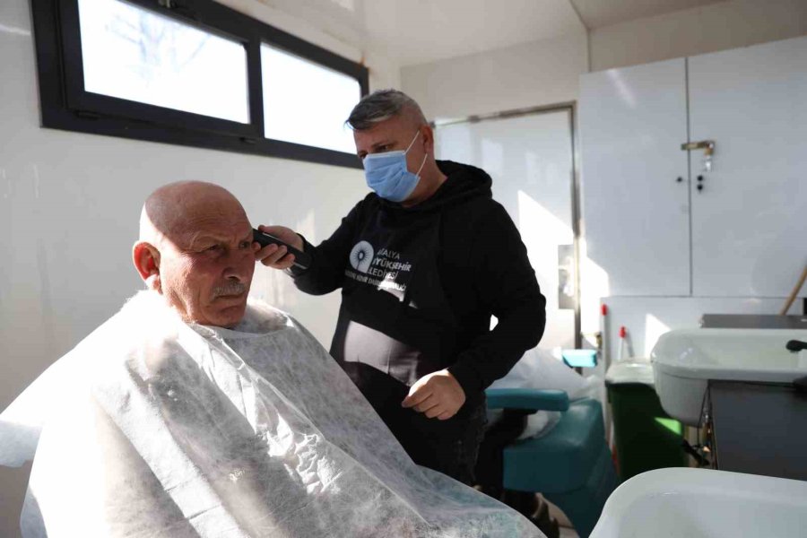 Antalya’da Bir Yılda 7 Bin 958 Vatandaş Mobil Kuaförden Hizmet Aldı