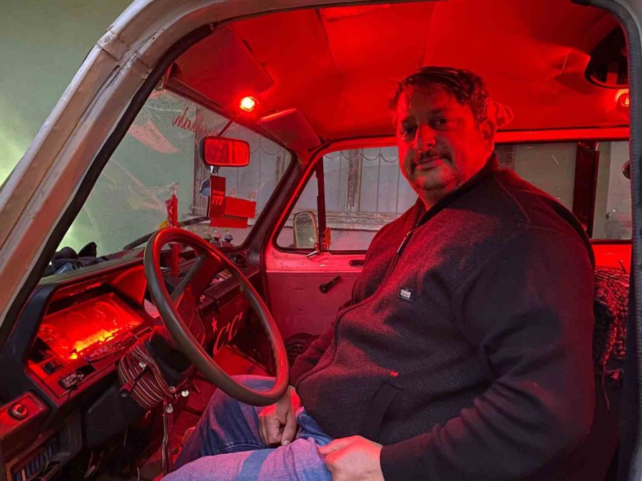 Nostaljik Minibüsünden Teybi Çalınan Adamdan Hırsıza ’şiki Şiki Baba’ Tepkisi