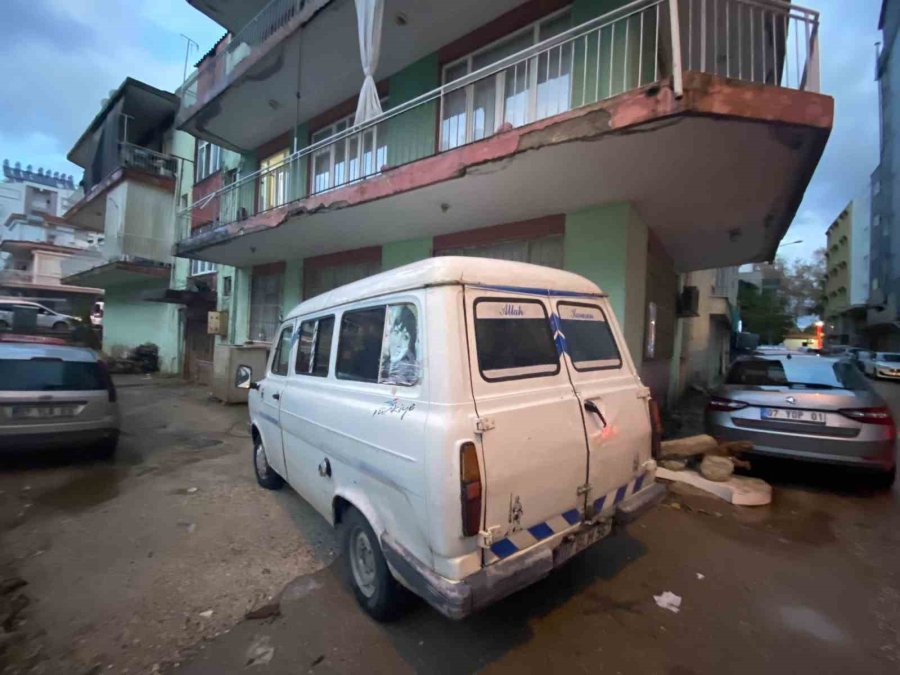 Nostaljik Minibüsünden Teybi Çalınan Adamdan Hırsıza ’şiki Şiki Baba’ Tepkisi