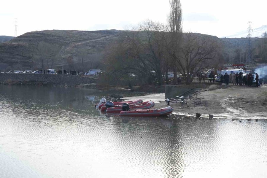 Kayıp Olarak Aranan Gencin Telefonu Ve Motosikleti Gölet Yakınında Bulundu