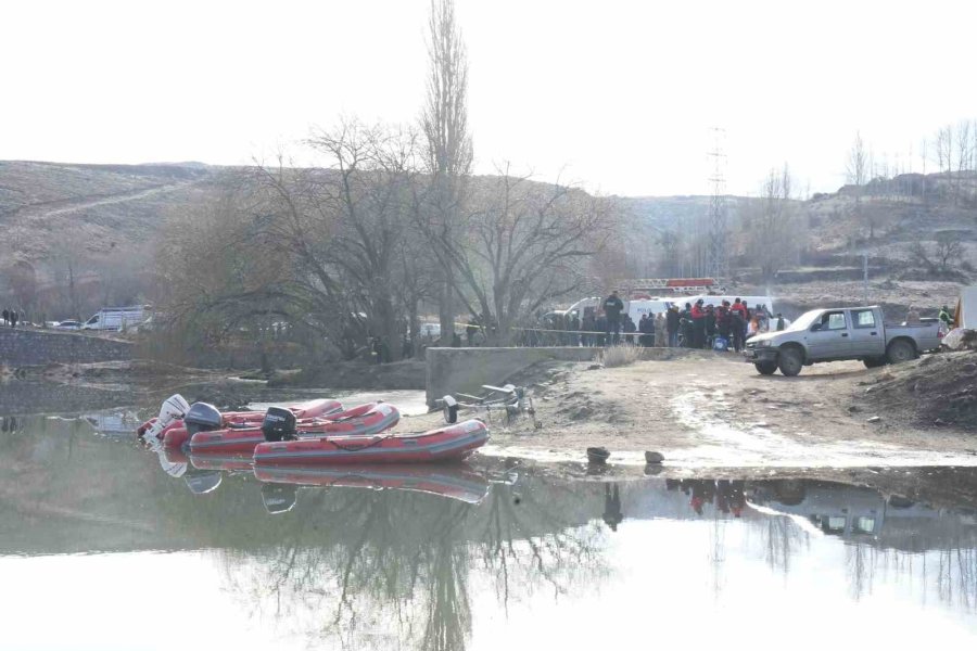 Kayıp Olarak Aranan Gencin Telefonu Ve Motosikleti Gölet Yakınında Bulundu