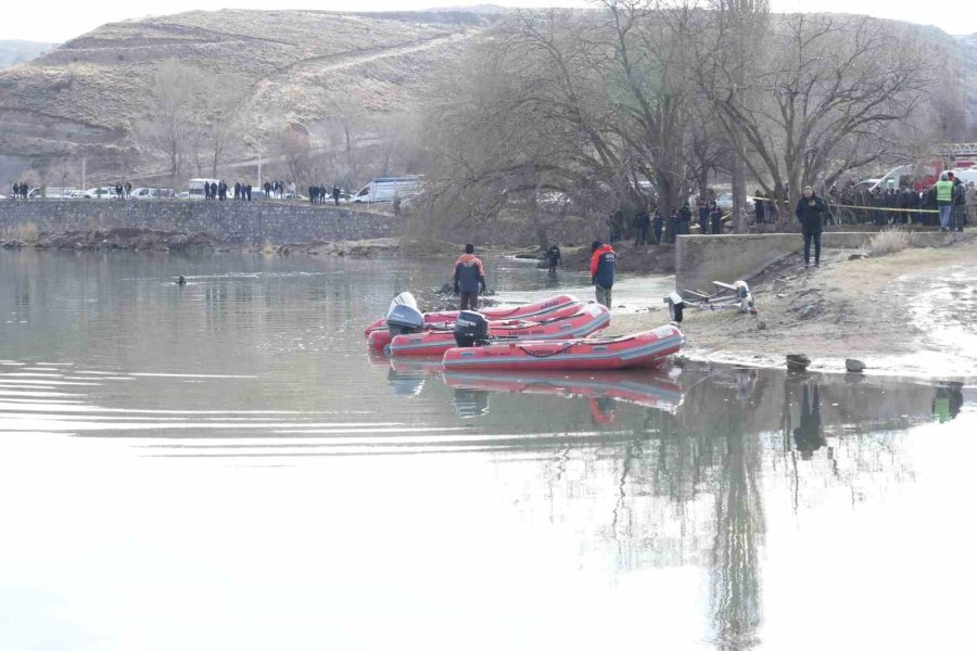 Kayıp Olarak Aranan Gencin Telefonu Ve Motosikleti Gölet Yakınında Bulundu