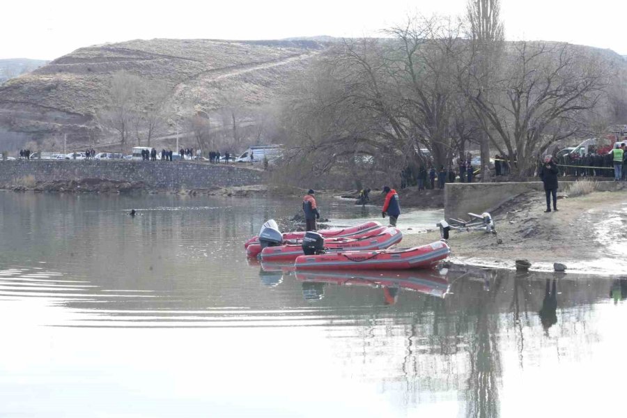 Kayıp Olarak Aranan Gencin Telefonu Ve Motosikleti Gölet Yakınında Bulundu