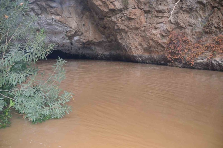 Türkiye’nin En Büyük Yer Altı Gölünde Su Seviyesi Yükseldi, İçeriye Giriş Yasaklandı