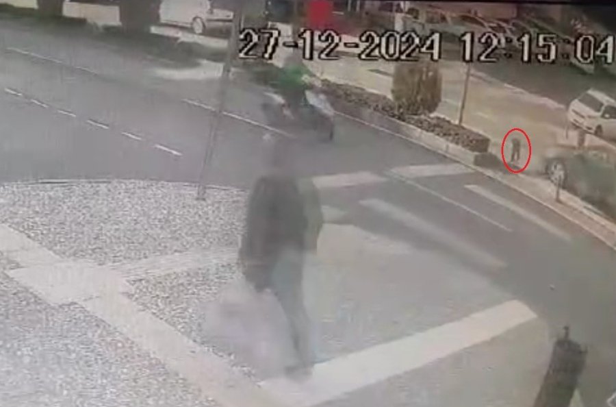 Yaya Geçidinden Geçen Köpeğe Otomobil Çarptı