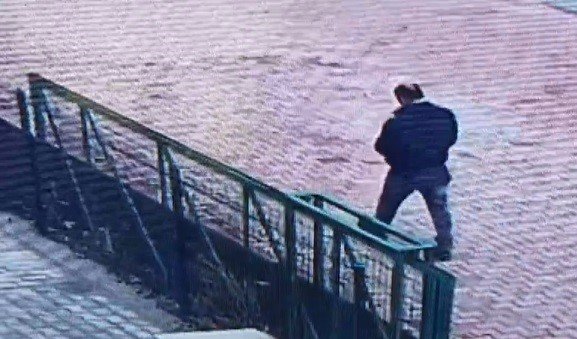 Öğretmenin Durakta Unuttuğu Çantasındaki Öğrencilerin Kitap Parasını Çaldı, O Anlar Kameraya Yansıdı