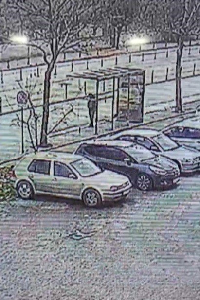 Öğretmenin Durakta Unuttuğu Çantasındaki Öğrencilerin Kitap Parasını Çaldı, O Anlar Kameraya Yansıdı