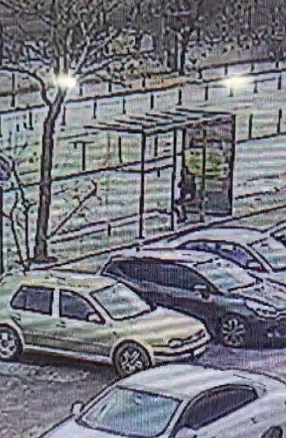 Öğretmenin Durakta Unuttuğu Çantasındaki Öğrencilerin Kitap Parasını Çaldı, O Anlar Kameraya Yansıdı