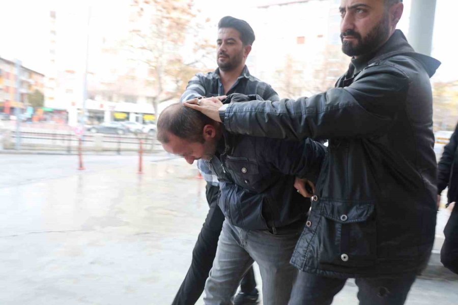 Öğretmenin Durakta Unuttuğu Çantasındaki Öğrencilerin Kitap Parasını Çaldı, O Anlar Kameraya Yansıdı