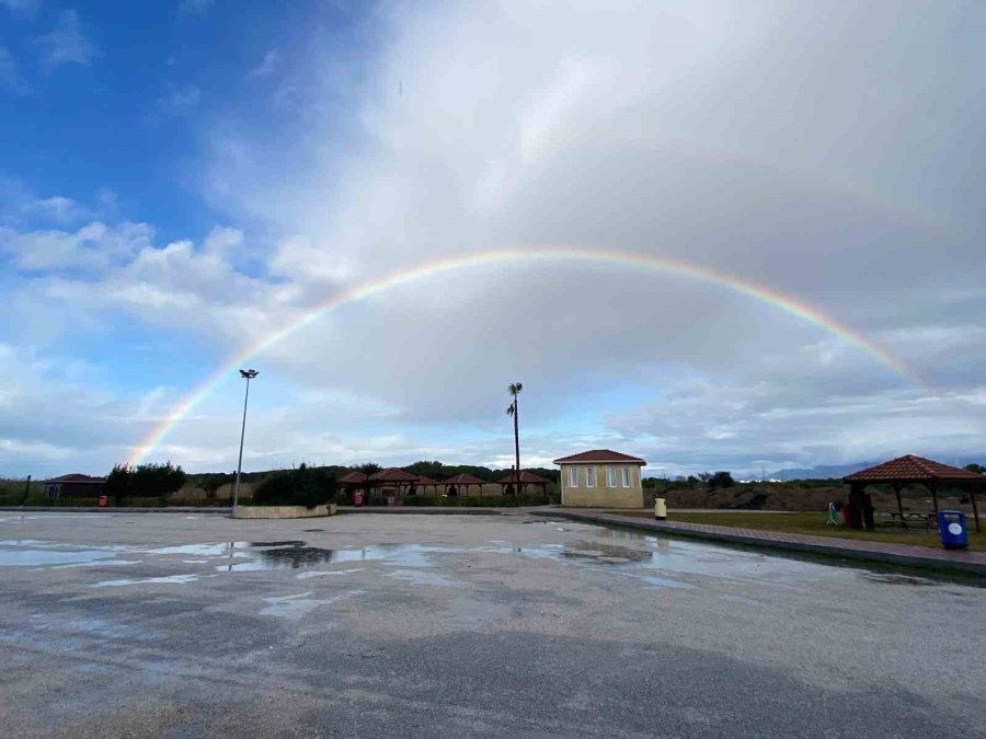 Antalya’da Gökkuşağı Görsel Şölen Oluşturdu