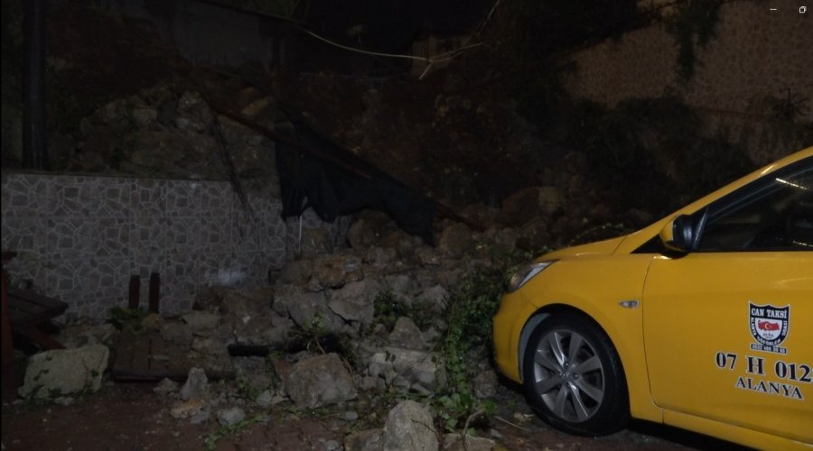 Alanya’da Yağış Sonrası İstinat Duvarı Çöktü