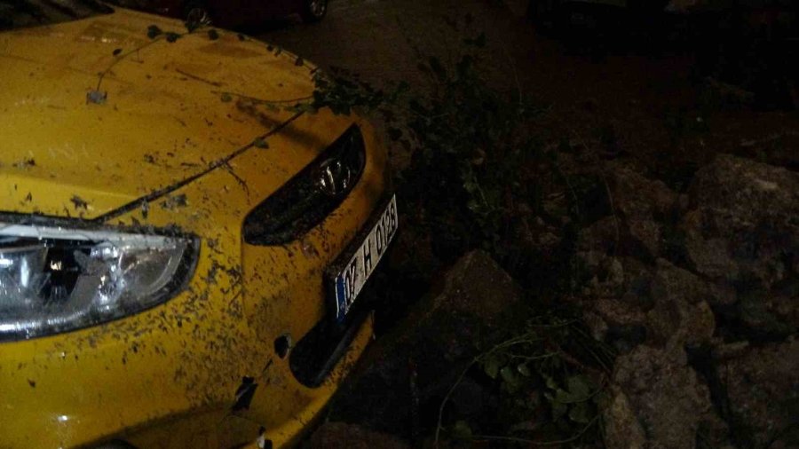 Alanya’da Yağış Sonrası İstinat Duvarı Çöktü