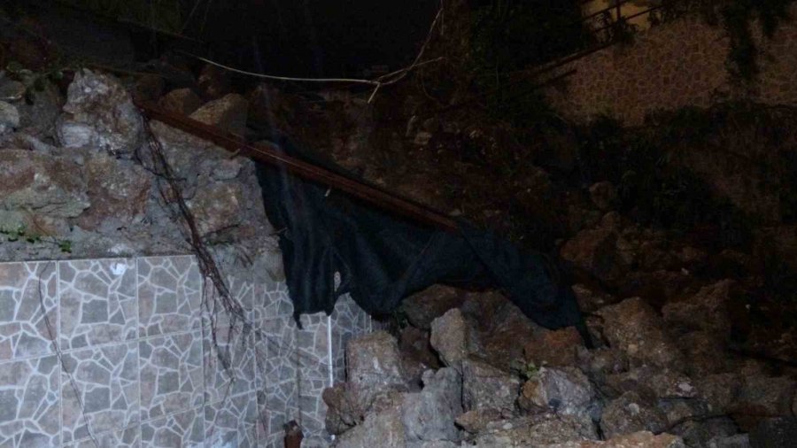 Alanya’da Yağış Sonrası İstinat Duvarı Çöktü
