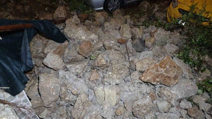 Alanya’da Yağış Sonrası İstinat Duvarı Çöktü