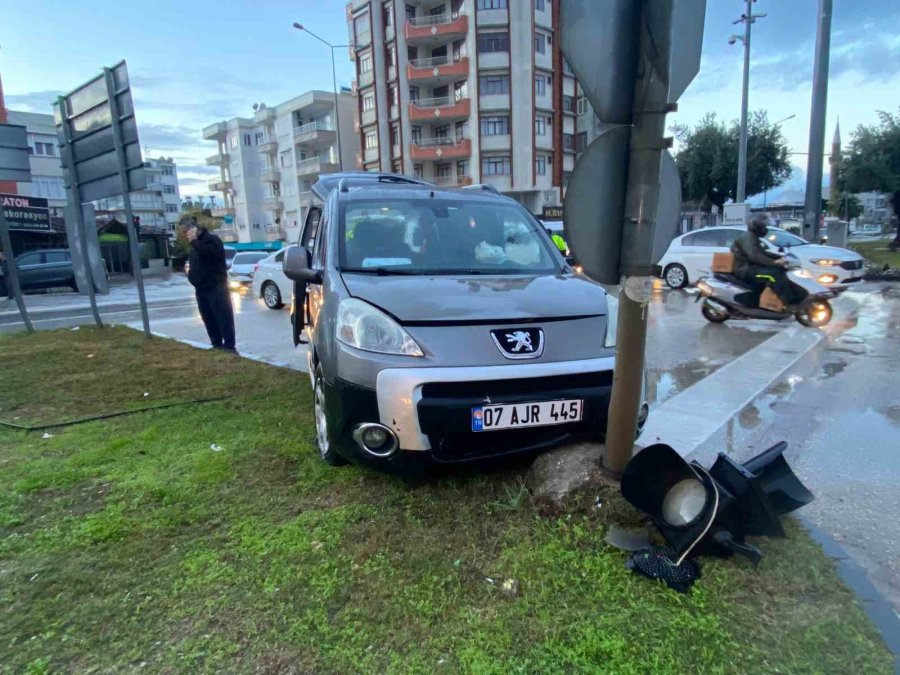 Ticari Araç İle Minibüs Kavşakta Çarpıştı