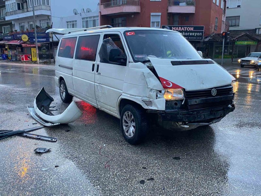 Ticari Araç İle Minibüs Kavşakta Çarpıştı