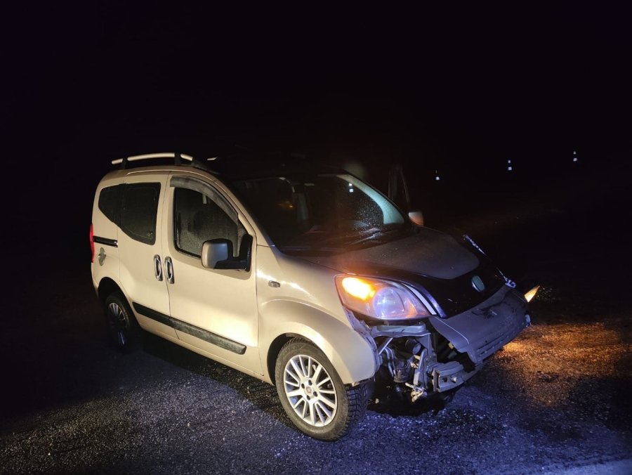 Konya’da Hafif Ticari Araç Kum Yığınına Çarptı: 1 Yaralı