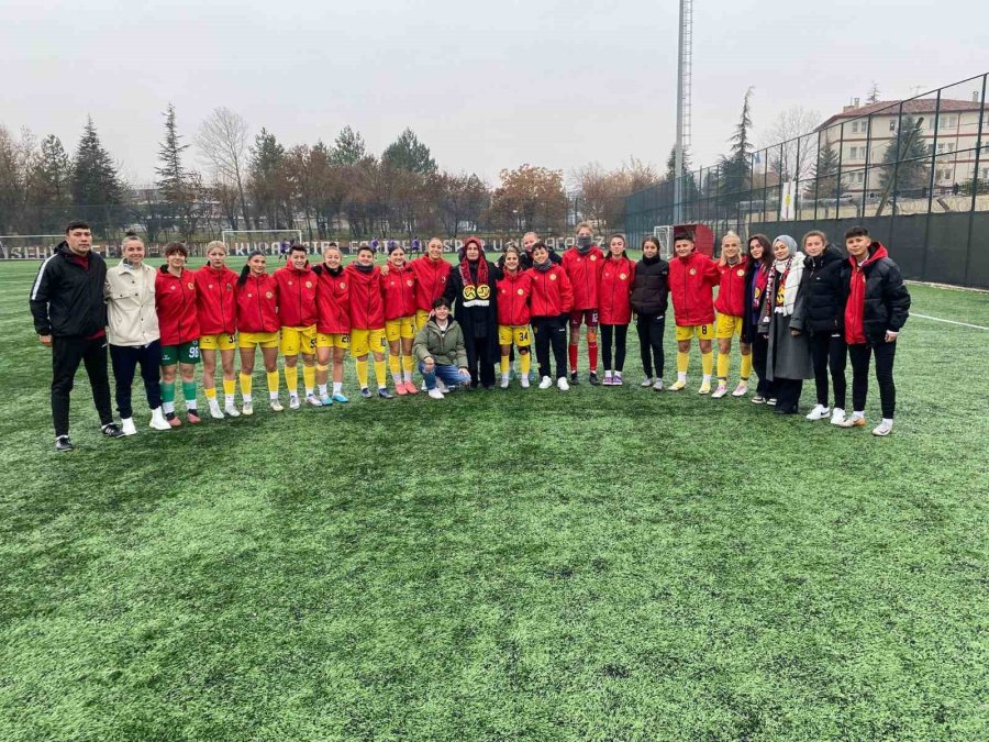 Ak Parti İl Kadın Kolları Başkanı’ndan Eskişehirspor Kadın Futbol Takımına Ziyaret