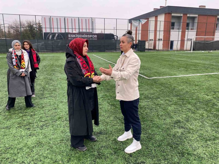 Ak Parti İl Kadın Kolları Başkanı’ndan Eskişehirspor Kadın Futbol Takımına Ziyaret