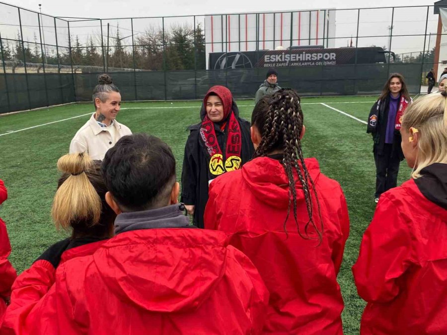 Ak Parti İl Kadın Kolları Başkanı’ndan Eskişehirspor Kadın Futbol Takımına Ziyaret