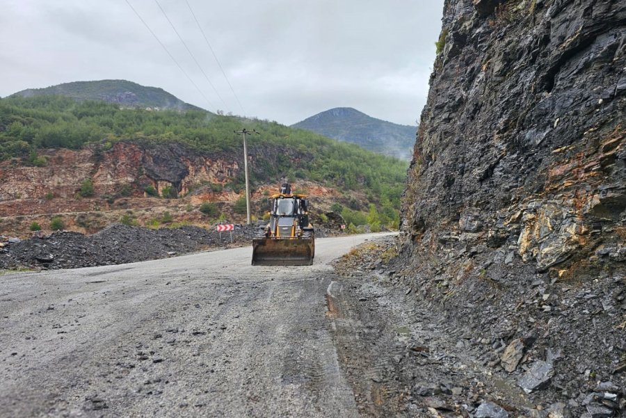 Alanya’da Kuzeyde Kar, Güneyde Heyelanla Mücadele Devam Ediyor