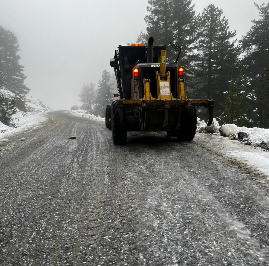 Alanya’da Kuzeyde Kar, Güneyde Heyelanla Mücadele Devam Ediyor