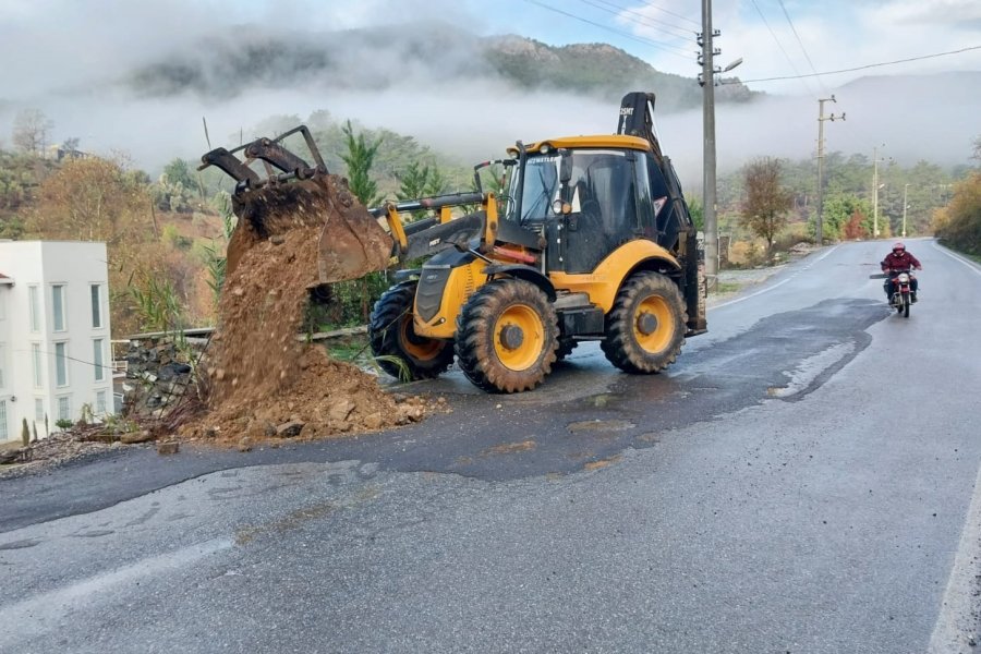 Alanya’da Kuzeyde Kar, Güneyde Heyelanla Mücadele Devam Ediyor