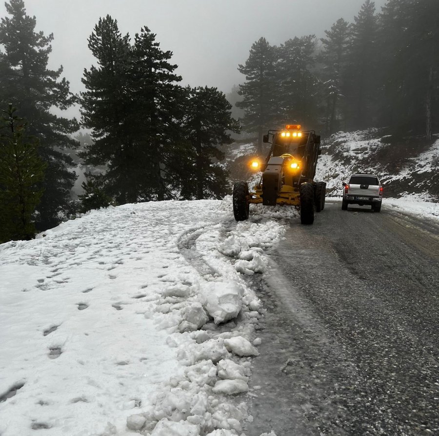 Alanya’da Kuzeyde Kar, Güneyde Heyelanla Mücadele Devam Ediyor