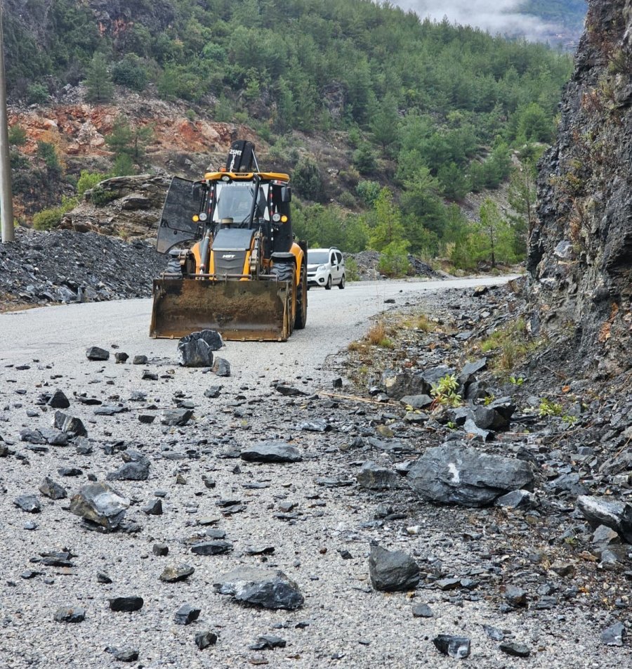 Alanya’da Kuzeyde Kar, Güneyde Heyelanla Mücadele Devam Ediyor