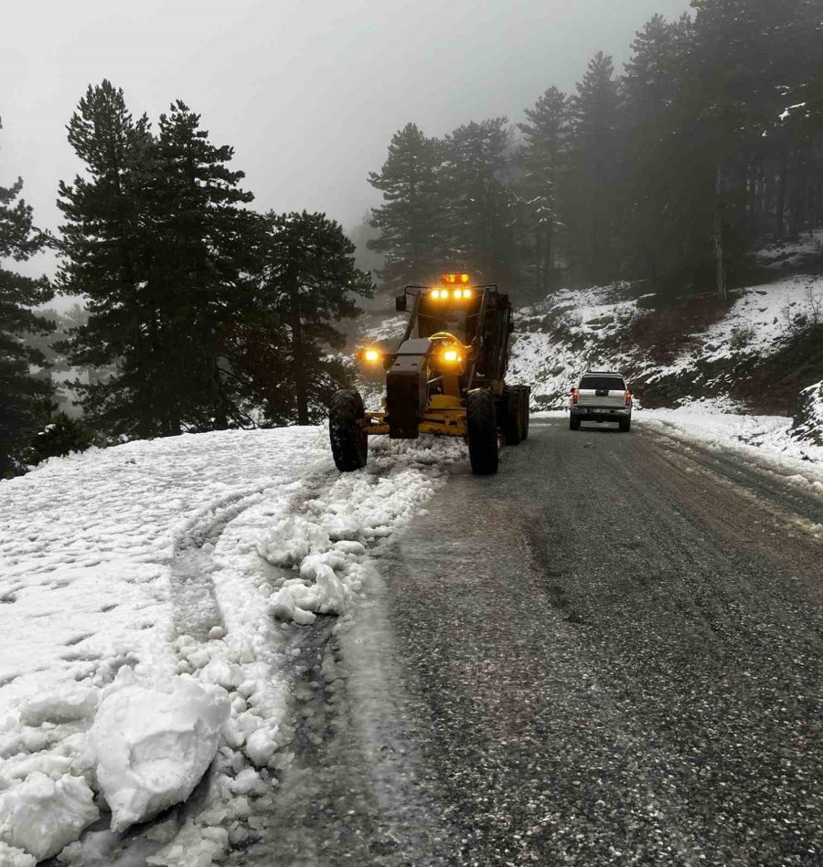 Alanya’da Kuzeyde Kar, Güneyde Heyelanla Mücadele Devam Ediyor