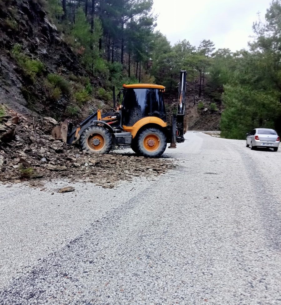 Alanya’da Kuzeyde Kar, Güneyde Heyelanla Mücadele Devam Ediyor