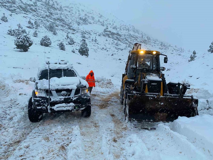 Karda Mahsur Kalan Araçlar Kurtarıldı