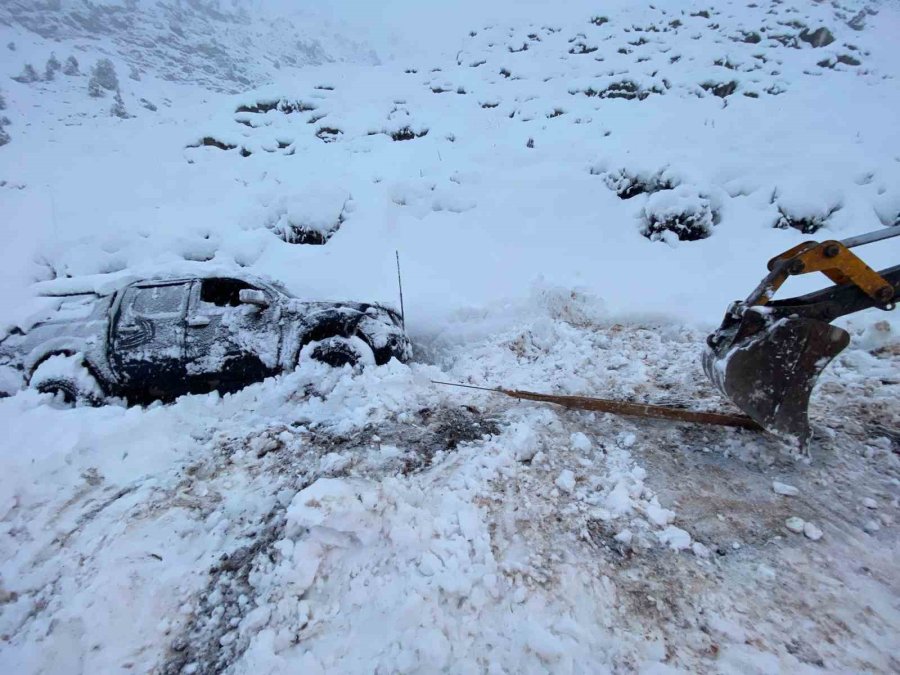 Karda Mahsur Kalan Araçlar Kurtarıldı