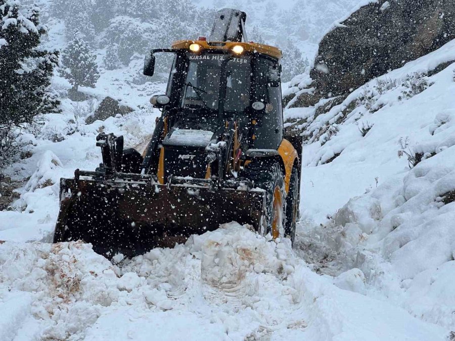 Karda Mahsur Kalan Araçlar Kurtarıldı