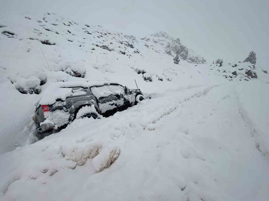 Karda Mahsur Kalan Araçlar Kurtarıldı