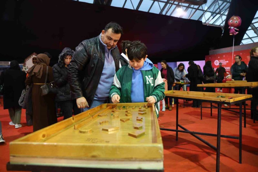 Antalya’da Yılbaşı Festivali Renkli Görüntülere Sahne Oldu