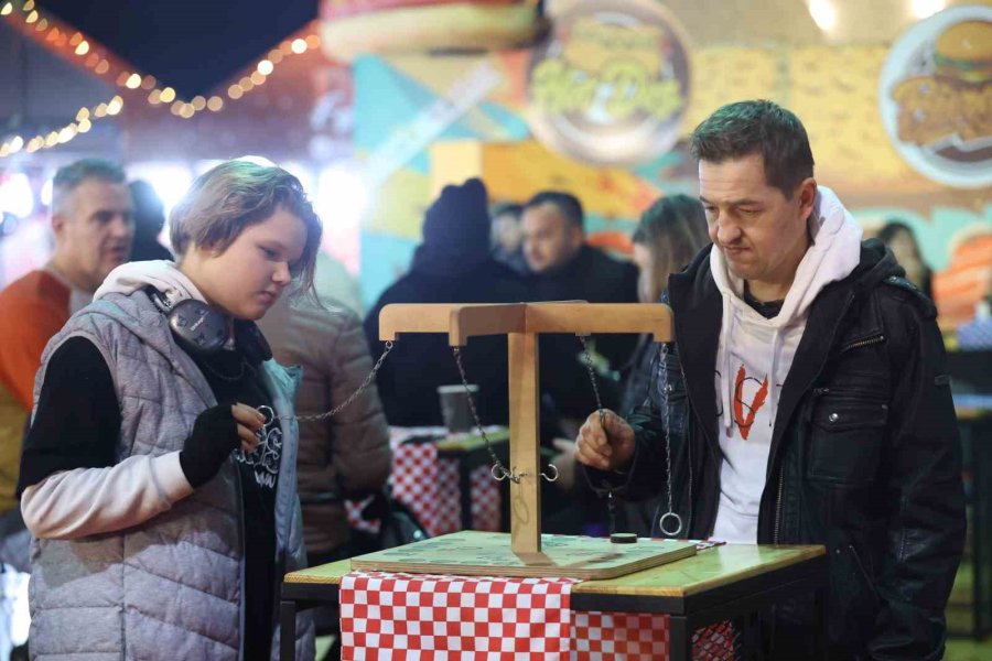 Antalya’da Yılbaşı Festivali Renkli Görüntülere Sahne Oldu