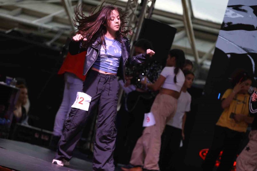 Antalya’da Yılbaşı Festivali Renkli Görüntülere Sahne Oldu