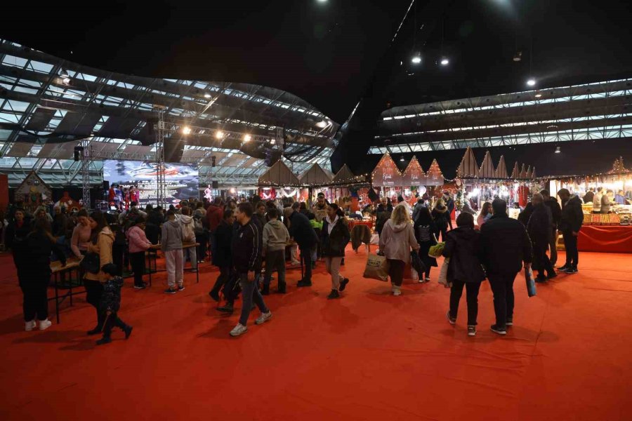 Antalya’da Yılbaşı Festivali Renkli Görüntülere Sahne Oldu