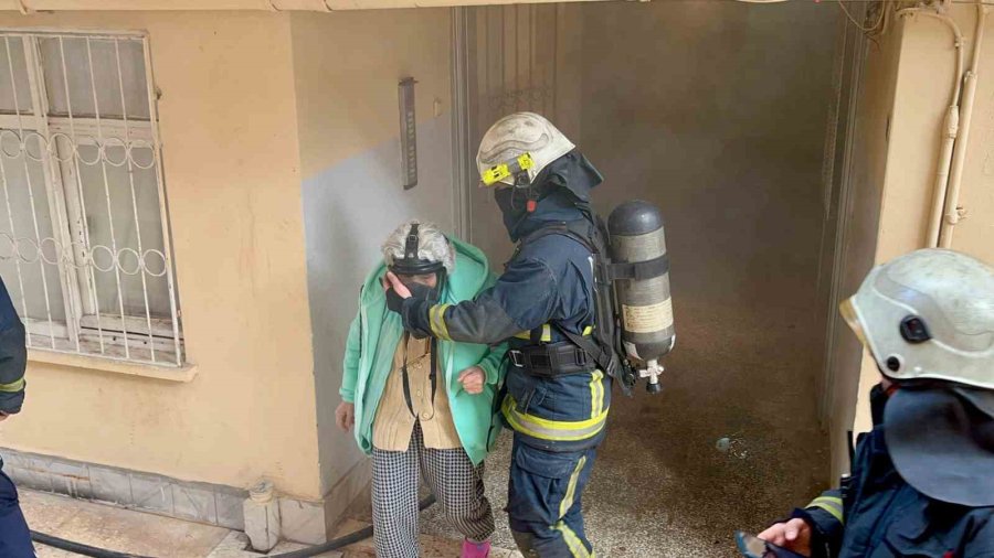 Dumanlar Arasında Kalan Yaşlı Kadına İtfaiye Nefes Oldu