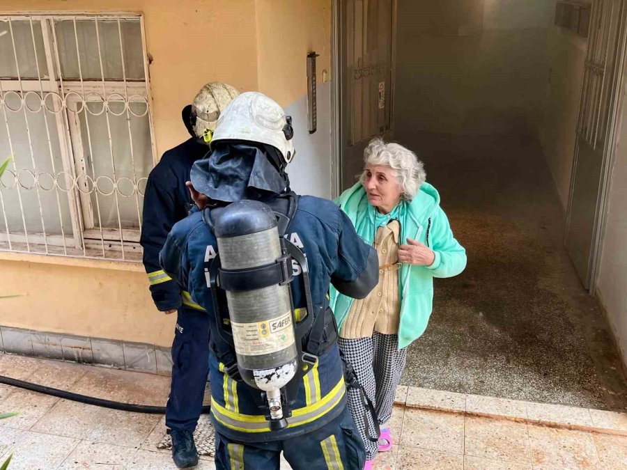 Dumanlar Arasında Kalan Yaşlı Kadına İtfaiye Nefes Oldu