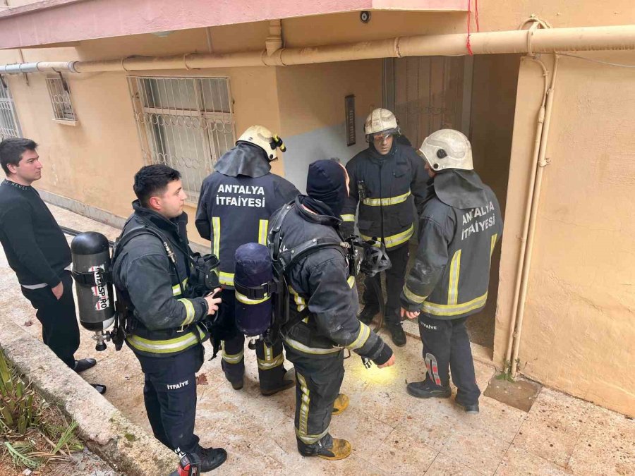 Dumanlar Arasında Kalan Yaşlı Kadına İtfaiye Nefes Oldu