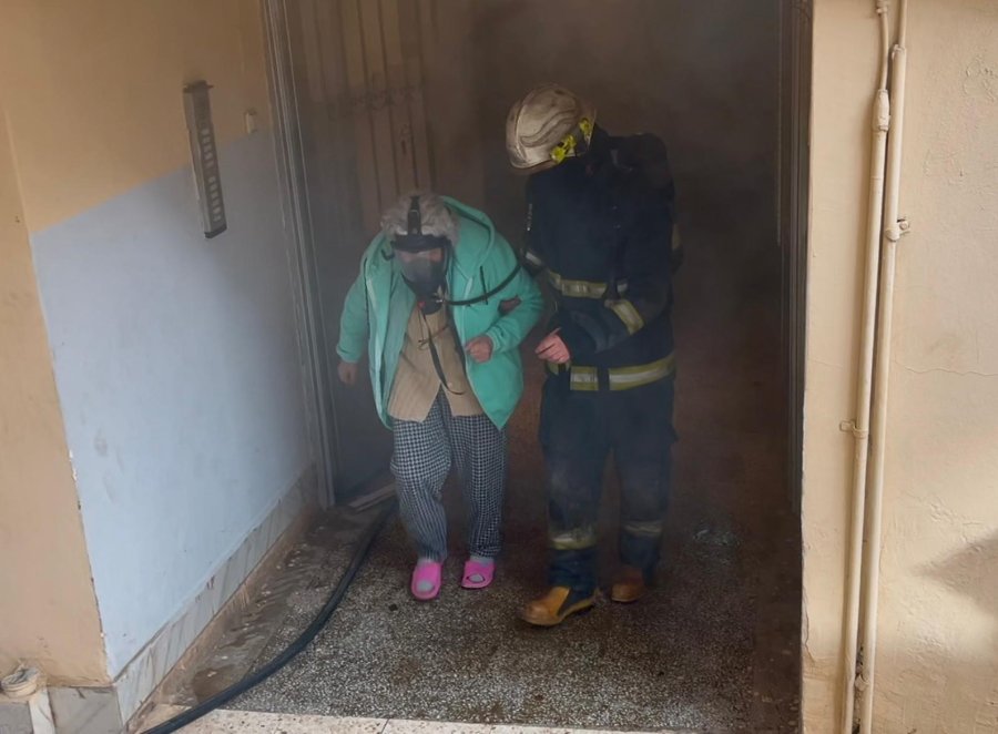 Dumanlar Arasında Kalan Yaşlı Kadına İtfaiye Nefes Oldu