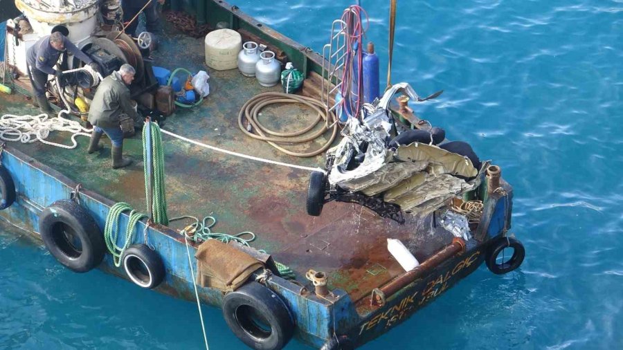 Falezlerden Düşen Araç Ve Genç İçin Yapılan Arama Çalışmalarının Su Altı Görüntüleri Ortaya Çıktı