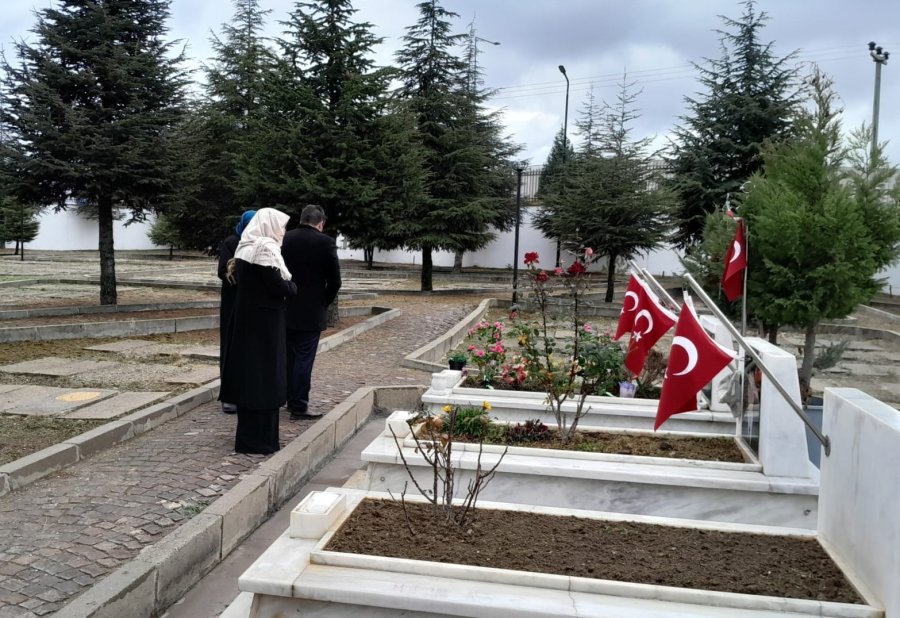 Emşav İl Başkanı, Şehit Aileleriyle Birlikte Şehitlikleri Ziyaret Etti