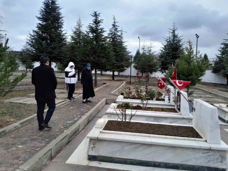 Emşav İl Başkanı, Şehit Aileleriyle Birlikte Şehitlikleri Ziyaret Etti