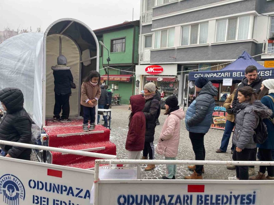 Miniklerin Kar Küresi Heyecanı