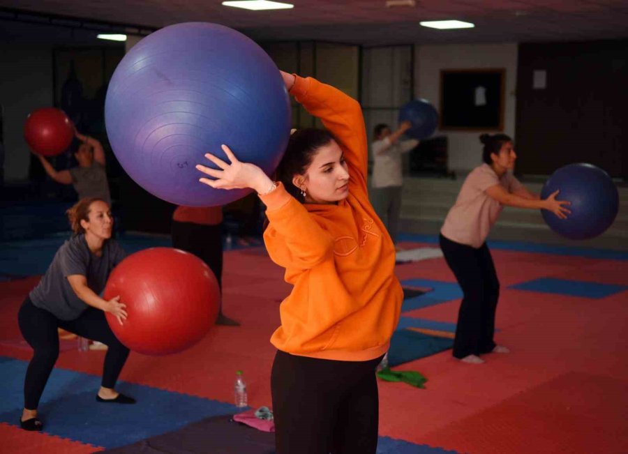 Kepez’in Kadınları Sporla Formda Kalıyor